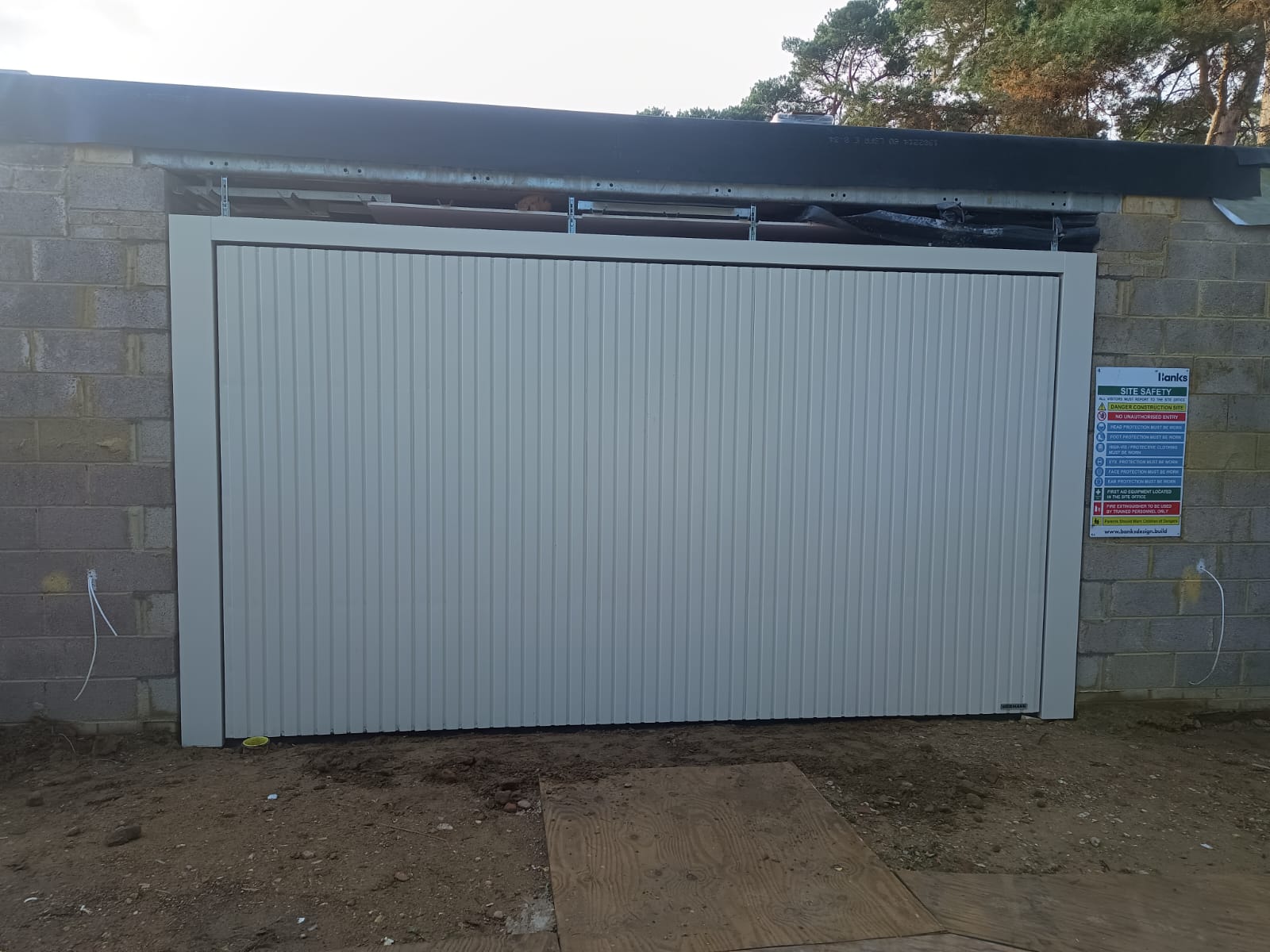 Hörmann Collective garage door non-protruding Oyser White RAL 1013